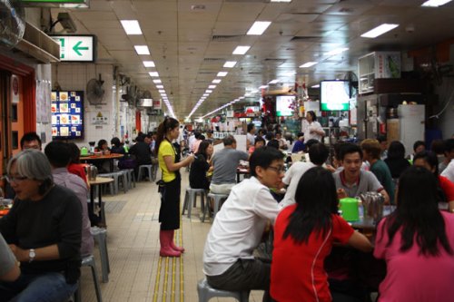 Packed on a monday night. Empty tables reserved.